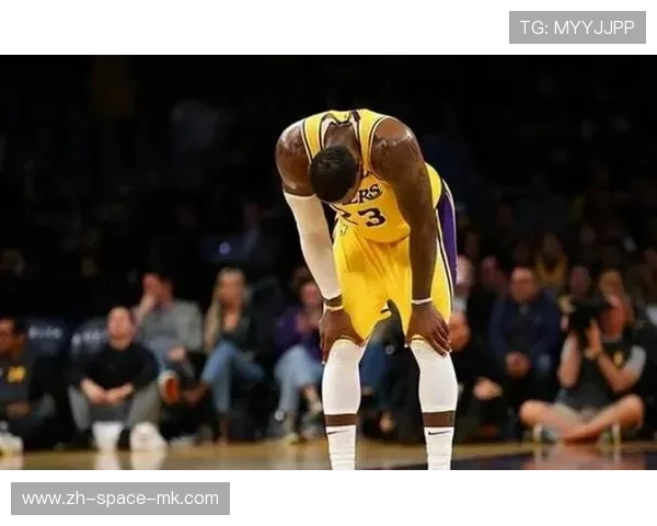 詹姆斯晒下场拥抱里夫斯照片，感叹密集赛程需坐垫支撑