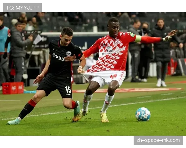 镜头记录：场边球童快速掷球，助法兰克福完成一次经典反击进球